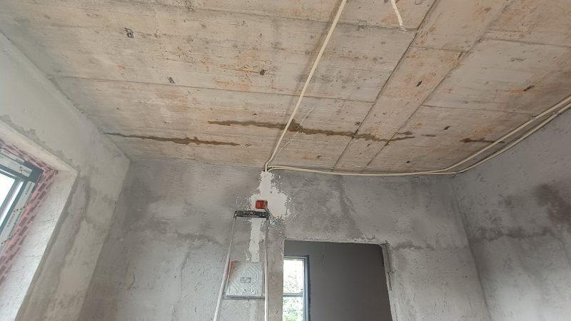 Urme de infiltrație și rugină în lungul rostului de turnare, pe tavanul nivelului inferior