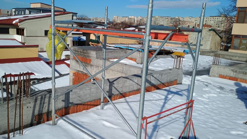 Terasa la ultimul nivel înainte de intervenție, cu placa turnată și aticul netencuit